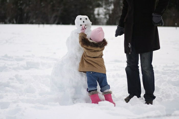 pupazzo di neve unico - sta costruendo un bambino