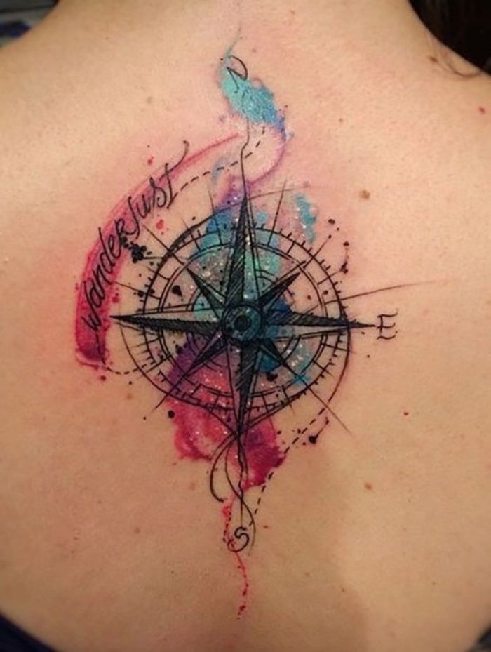 Mycket snygg färgstark tatuering med en svart kompass på nacken hos en ung kvinna