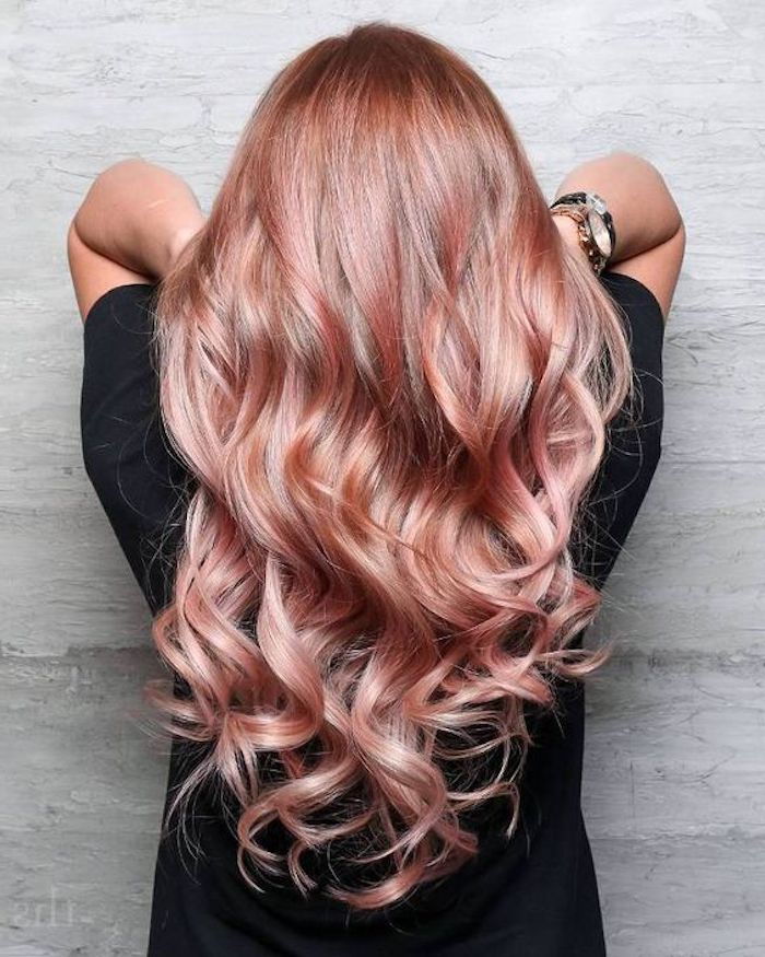 gražios šukuosenos, juodos marškinėliai, ilgi, garbanoti, rožiniai plaukai