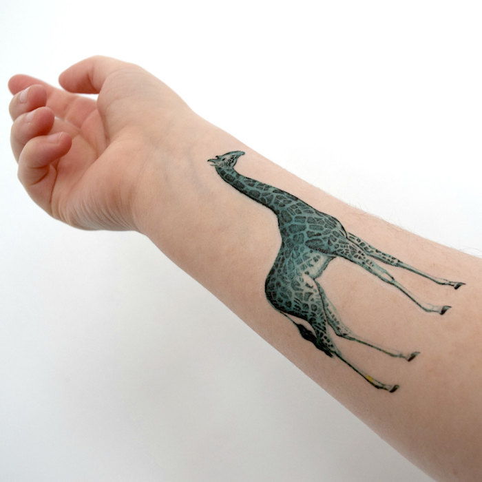 piękne tatuaże, tatuaż na ramieniu z motywem żyrafy