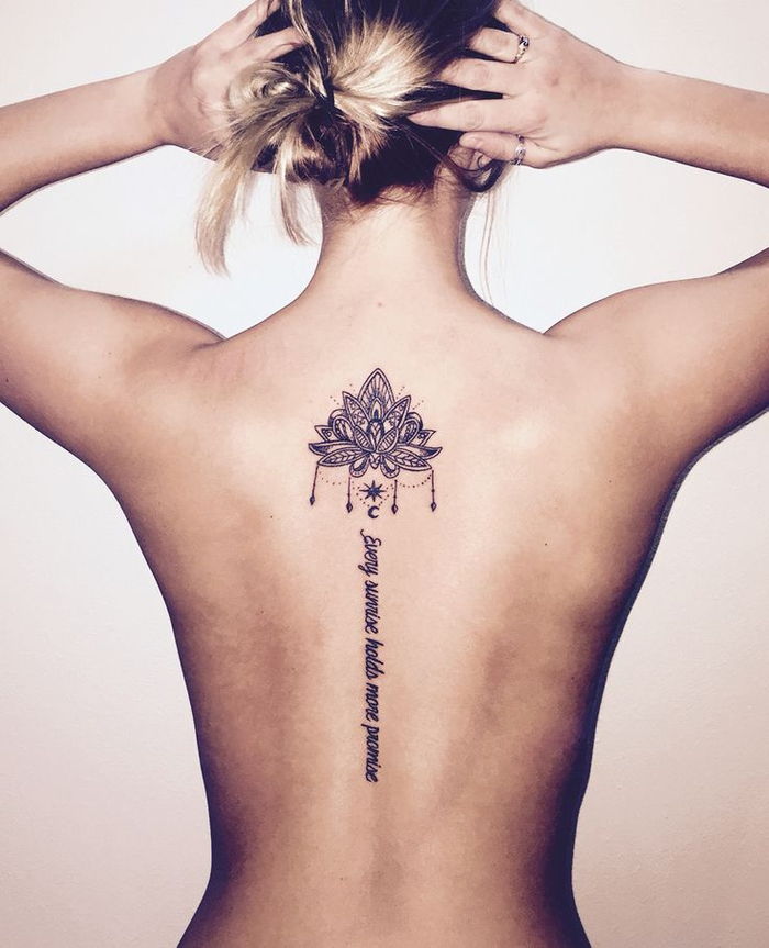 vacker tatuering för kvinnor, lotus och handstil, tillbaka tatueringar som ser effektiva ut