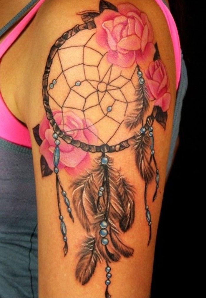 najbardziej popularne tatuaże dla kobiet, dream catcher z różowych róż, piór i pereł