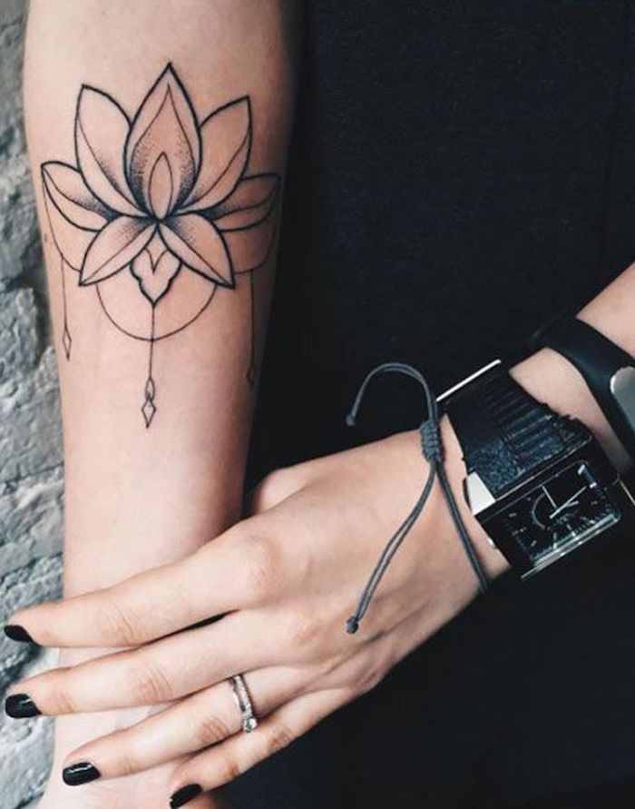 piękne tatuaże, kwiat tatuażu na przedramieniu, czarny lakier do paznokci