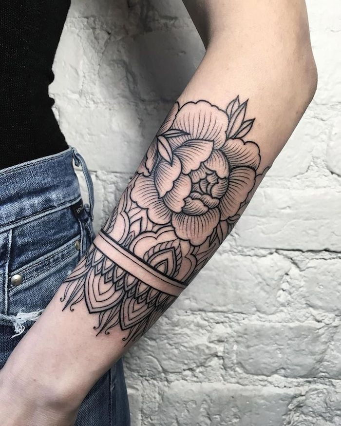 piękne tatuaże, tatuaż mandali w połączeniu z kwiatem