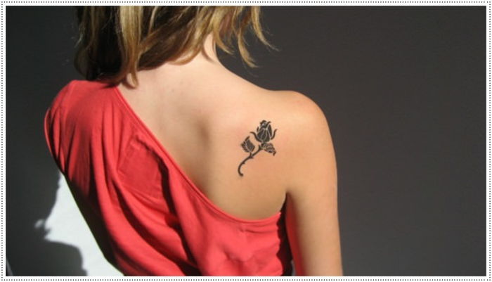 Blomstatatueringar för kvinnor, liten ros på ryggen / axeln, kvinnliga tatueringsmotiv, klassiker