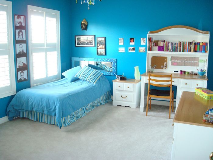 Tasarım gençlik odaları - mavi duvarlar, mavi çarşaflar, beyaz masa, beyaz halı