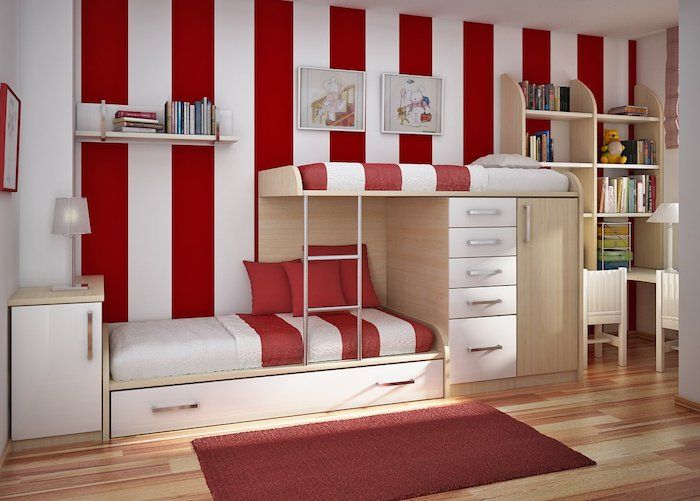 Gençler için yataklar - kırmızı ve beyaz - koordine çarşaflarda çizgili duvarlar