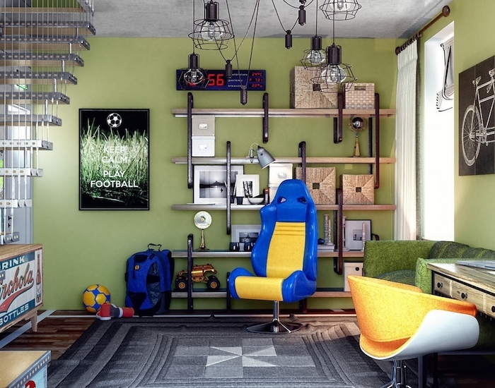 gri halı, kanepe gençlik odası, sarı bir sandalye, futbol temalı bir poster