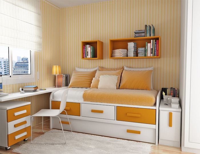 Genç Odası Fikirleri - Turuncu yatak, beyaz sandalye ile alçak bir masa