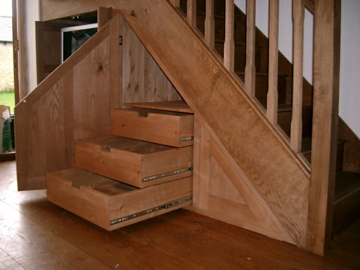 spinta-pagal-laiptų įdomu-atrodo-medinis-dizainas