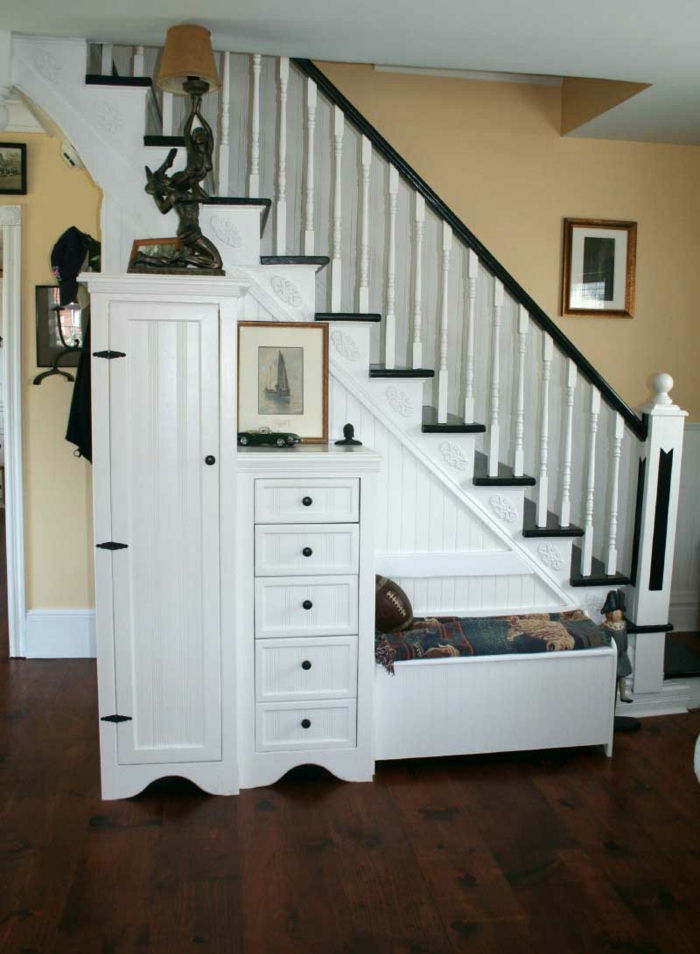 omara-pod-stopnice-super-pogled-belo-design