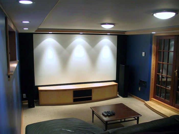 kabinettvegger vegg projektor ideer stor skjerm med spesiell belysning tre lamper over skjermen