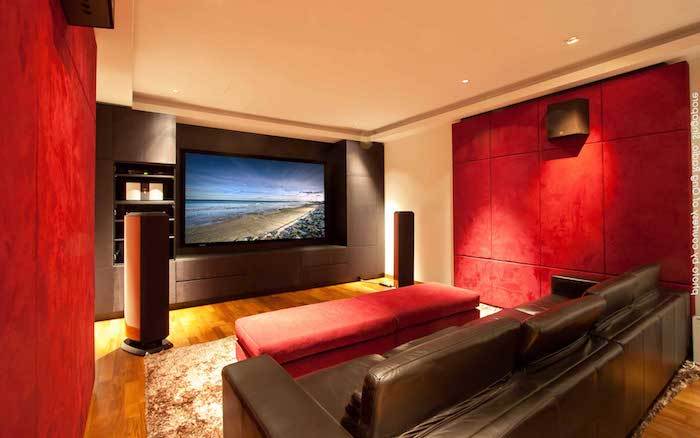 moderne living wall rode muur design rode zijwanden en donkergrijze tv muur coole kleurencombinaties
