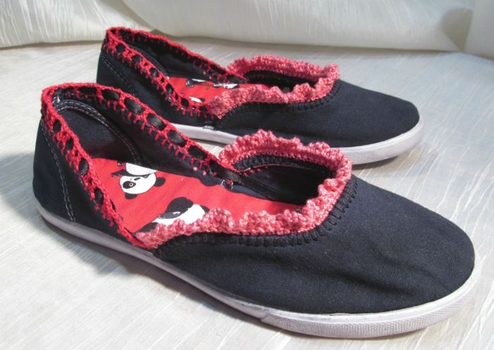 čierne papuče s červeným prízvukom čipky farebné podošvy - robiť papuče