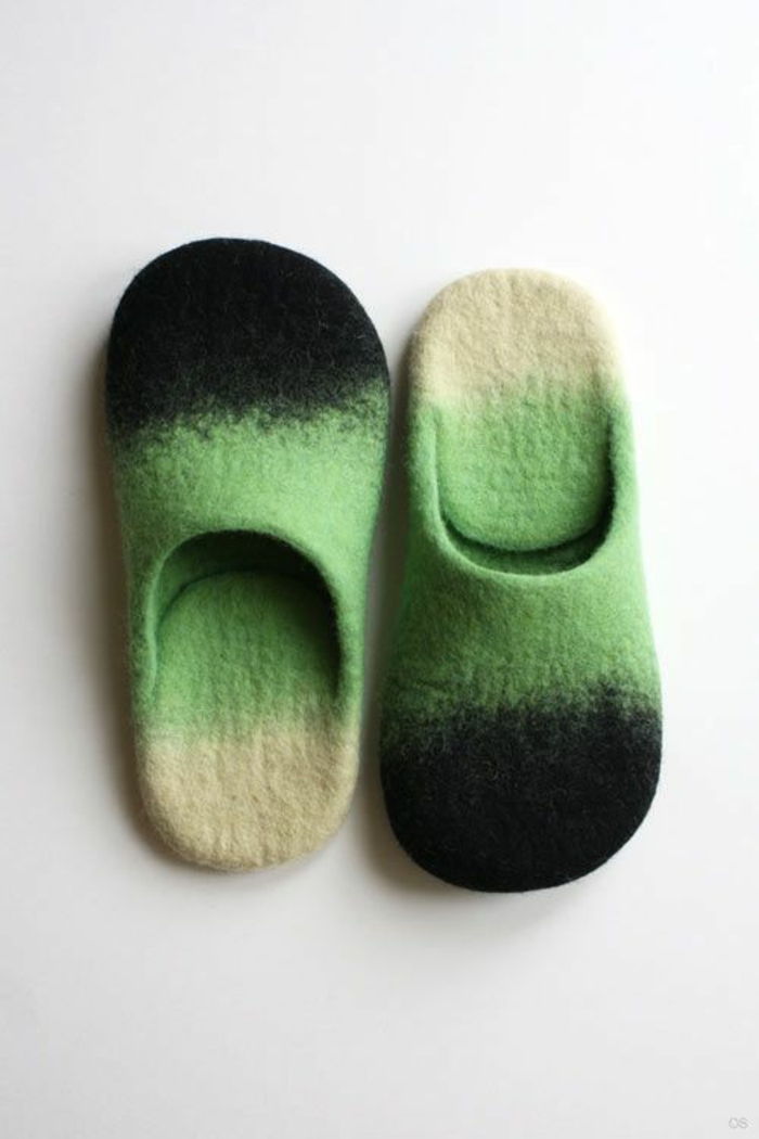 Šľapky šité v zelenej, bielej a čiernej farbe jednoduchý dizajn