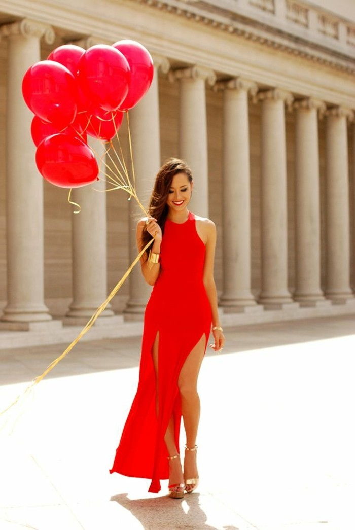 Topánka-to-červeno-šaty-froehliche-ženské nesie-balóny zlaté sandále Long-červeno-dress-s-slot-zlatými dekoráciami