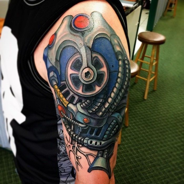 homem com tatuagem de braço colorido, tatuagem com peças de machin