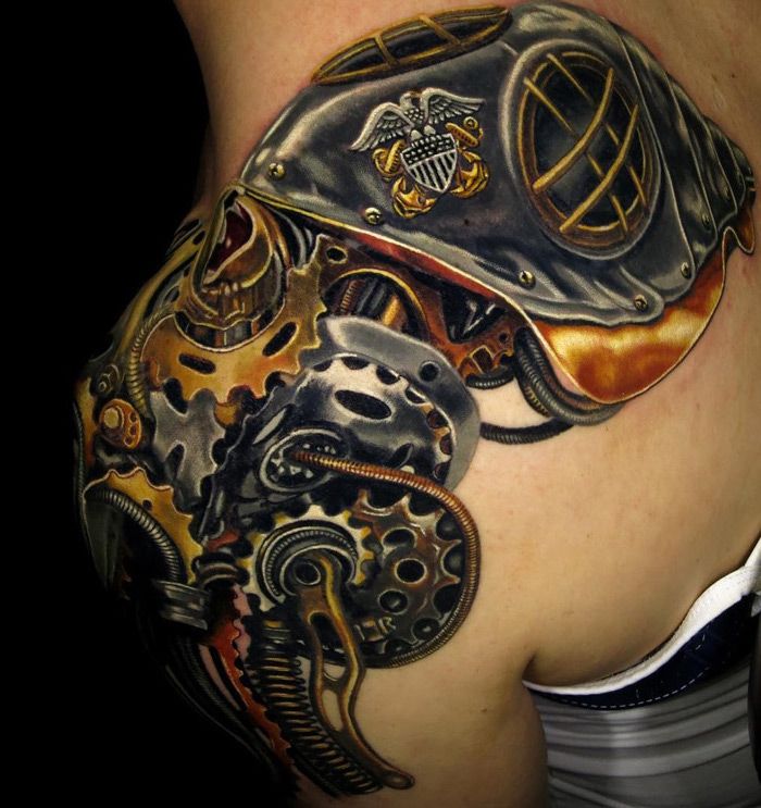 Žmogus su spalvota pečių tatuiruotė su mašina dalimis