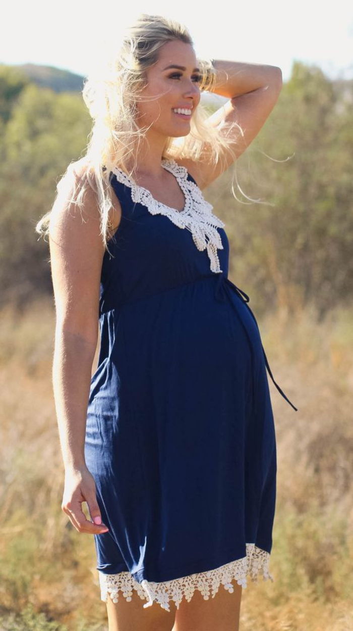 Tehotné oblečenie, materské šaty v tmavo modrej a bielej farbe, s čipkou