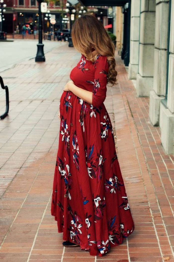 Sukienka ciążowa, ciemnoczerwona z kwiatami, długa i luźno opadająca