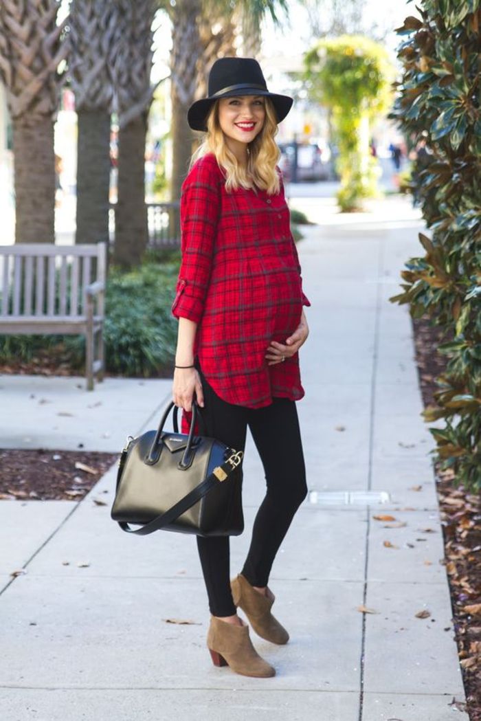 ubrania ciążowe, koszula w kratę w kolorze czerwonym i czarnym, skórzana torba i buty