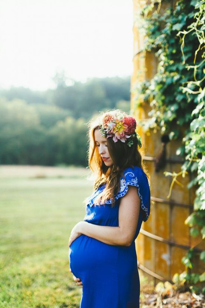 Ubrania ciążowe, suknia ciążowa w kolorze granatowym, wieniec kwiatowy