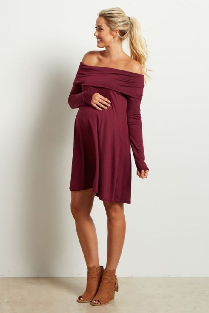 Sukienka ciążowa w kolorze burgundowym z odkrytymi ramionami, z długimi rękawami
