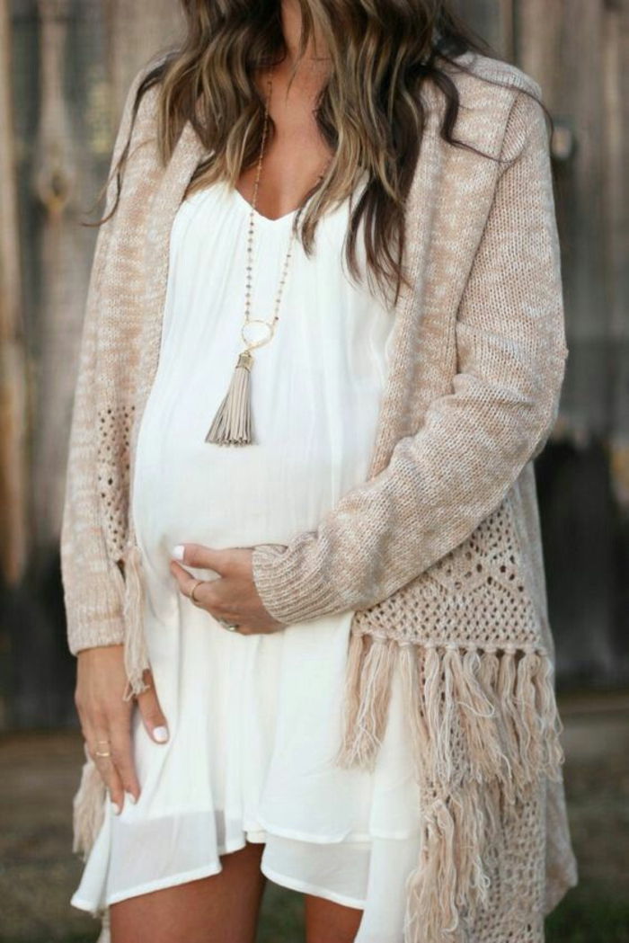 tehotenská móda, materské šaty v bielej farbe, svetlé a voľné, pletené vesty