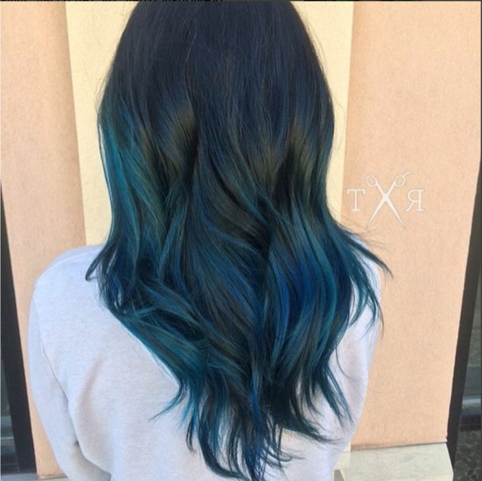 Ombre nero-blu scuro, grandi idee per acconciature da donna, colore dei capelli blu, diverse tonalità di blu