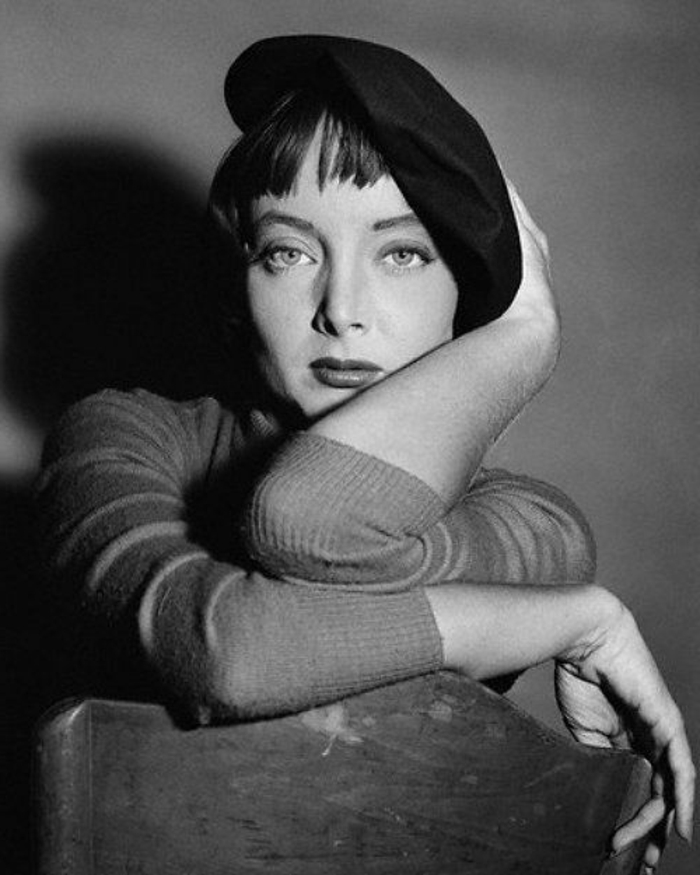 svartvitt retro foto Carolyn Jones svart basker-chic