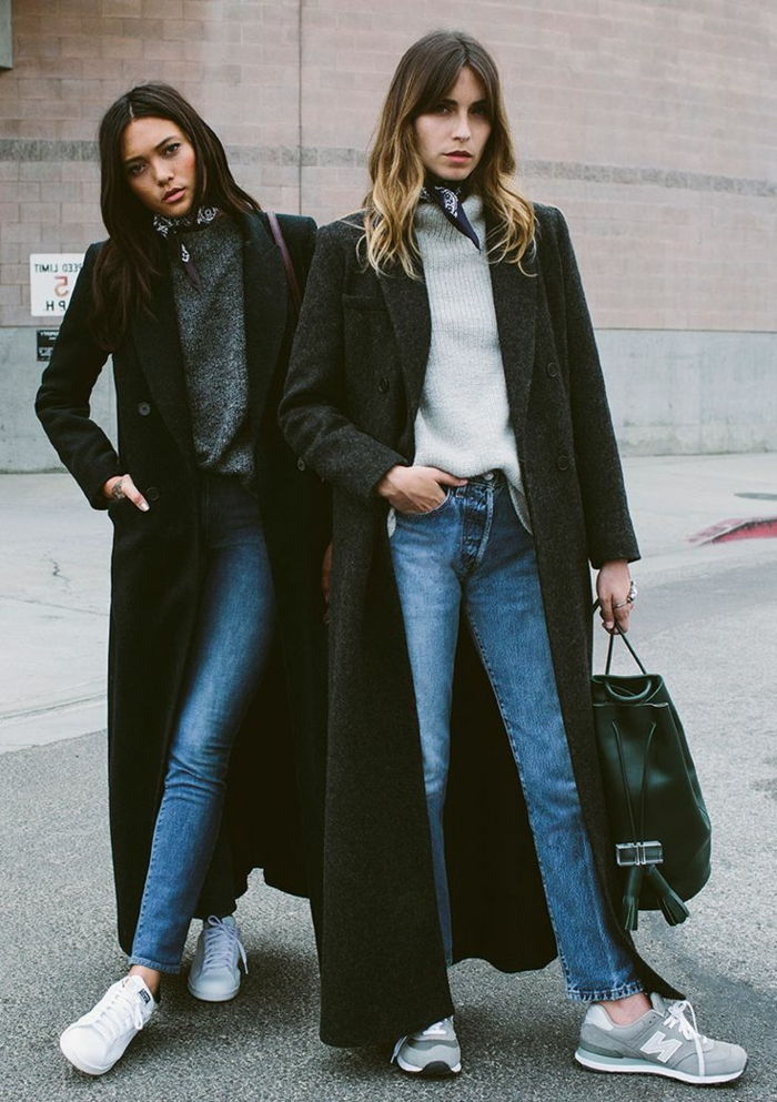 čierne kabáty-maxi modely džínsy tenisky
