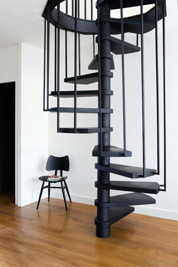 črna spiralno stopnišče-z-zelo-lepo-design