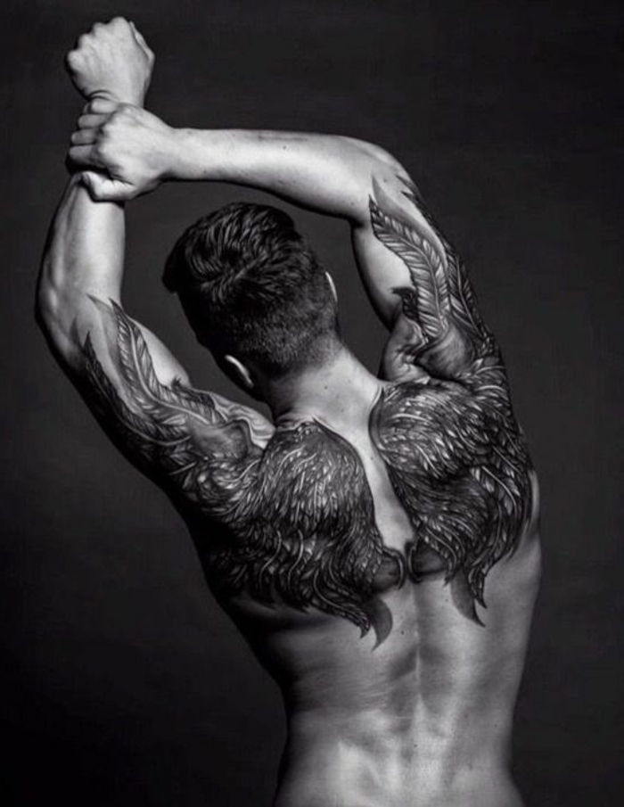 Kolejny świetny pomysł na czarnego anioła tatuaż dla mężczyzn - tutaj jest mężczyzna z tatuażem z anielskim skrzydłem