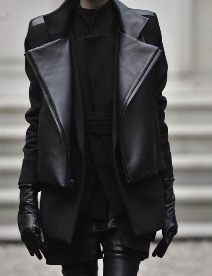 Čierny kabát kožené predmety, legíny rukavice kožené extravagantné výstroj