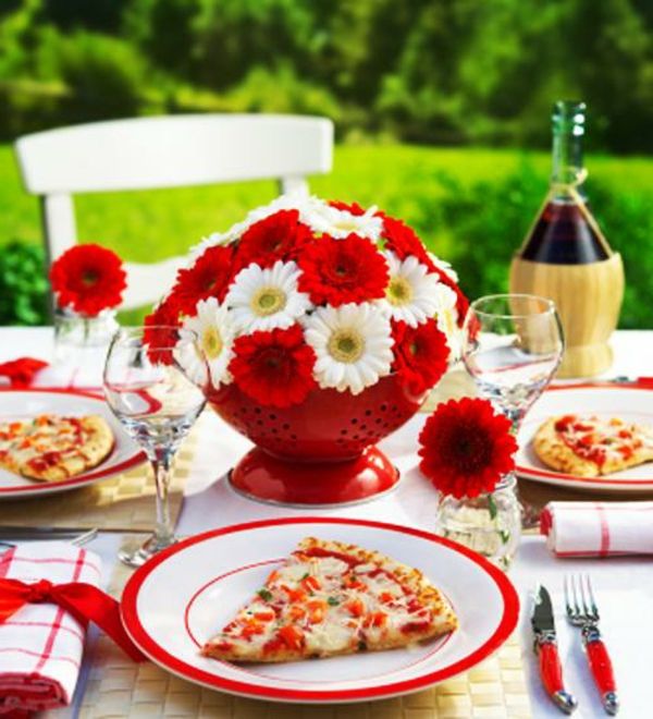 veľmi výtvarná dekorácia letnej tabuľky - krásne kvety v červenej a bielej farbe