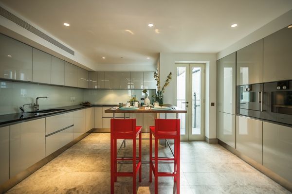 labai moderni virtuvė su baru-kėdėmis, raudona-elegantiška apšvietimo sistema