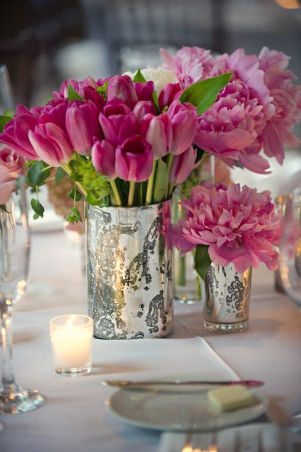 veldig-fint - bord dekorasjon-med-rosa-tulipaner