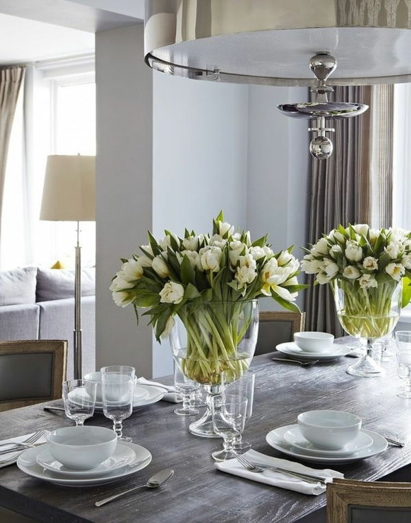 veldig-fint bord dekorasjon med tulipaner-in-White