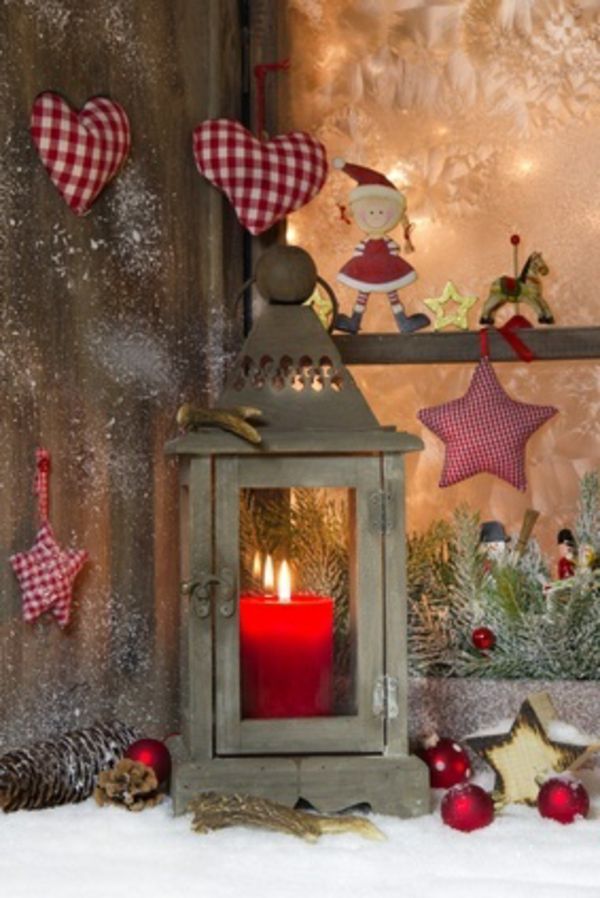 oryginalna dekoracja świąteczna w oknie - lalki i serca