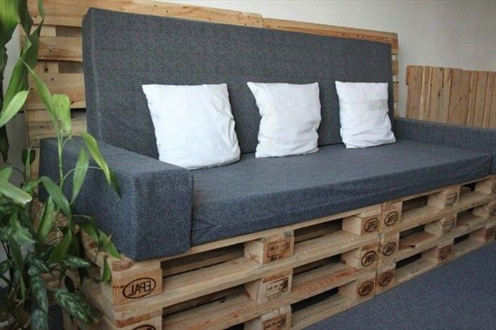 zeer-nice-model-sofa-voor-paletten-with-three-decoratieve-witte kussens