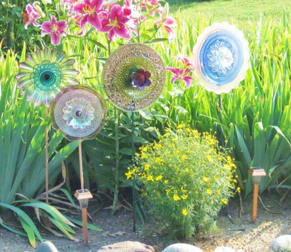 domače-vrt-deko-umetno-cvetje - barvita barva in zelena trava