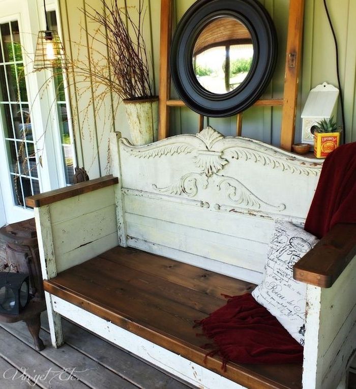 parete con uno specchio nero - una panca da giardino bianca in legno da un vecchio letto bianco con un piccolo cuscino bianco - panca da giardino costruisci te stesso