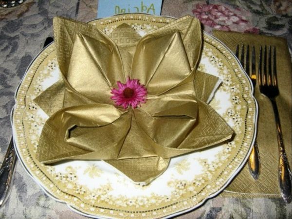 zlatý kvet z obrúskov - stolová dekorácia