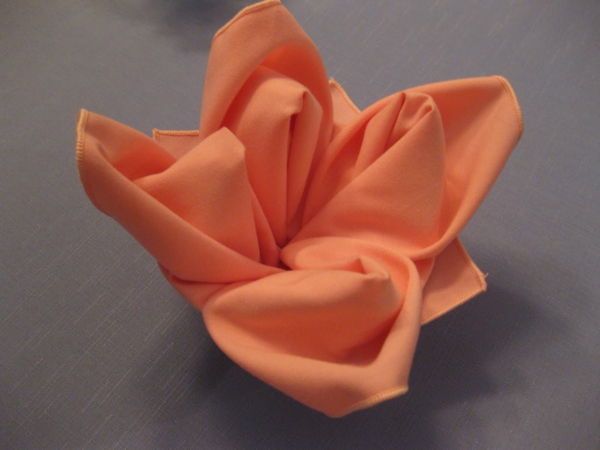 obrúsok - kvet - broskyňová farba