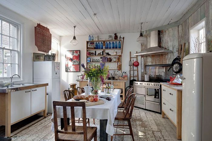 shabby chic kjøkken, spor av alder, tremøbler, lyse farger