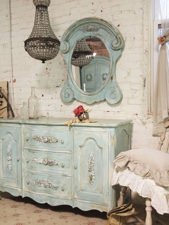 móveis de madeira chique gasto com traços de idade em azul claro, espelho e armário