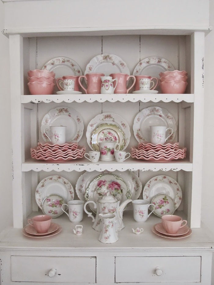shabby chic møbler, porselen med floral motiv, hvit og rosa