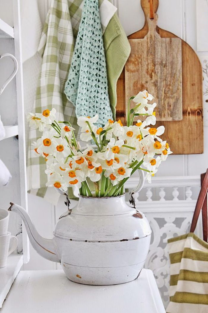 Lurvet, elegant dekorasjon, hvit tekett med påskeliljer, tegn på slitasje