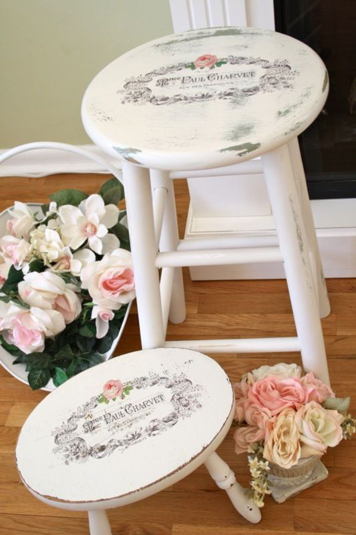 tamborete de assento chique gasto com traços de uso e motivo floral, branco