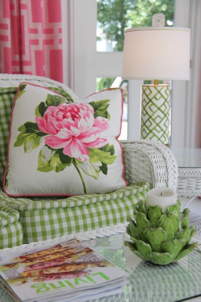 móveis chiques, almofadas florais, verde e branco